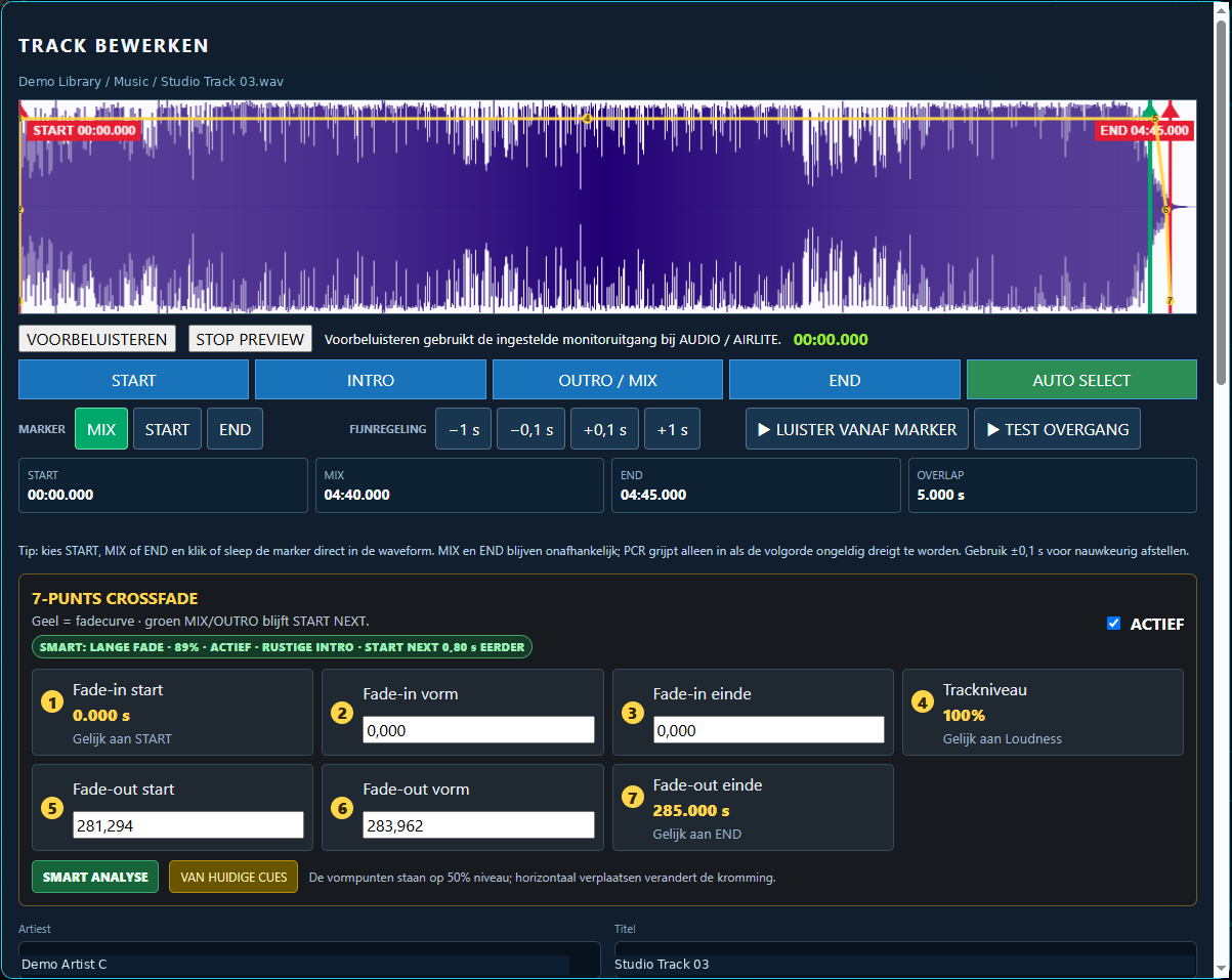 PCR Broadcast Cue Editor met golfvorm, markers en zevenpunts crossfade; namen en privégegevens zijn vervangen door fictieve demogegevens